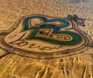 Hồ hình trái tim trên sa mạc ở Dubai